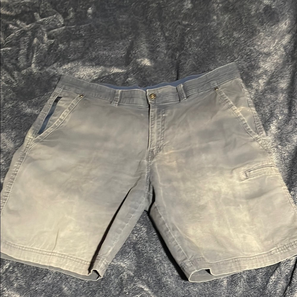 Weatherproof Gray Cargo Shorts with Durable Design